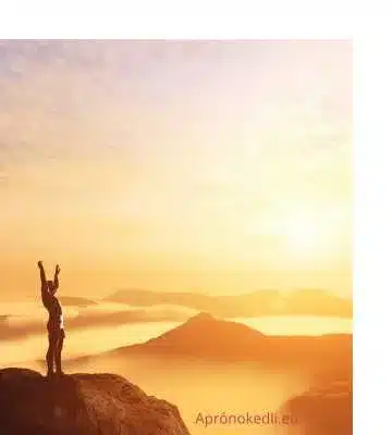 Idézet a boldogságról.
Az első képen egy személy látható, aki egy hegy tetején áll, karjait a levegőbe emelve, miközben a nap felkel vagy lenyugszik a háttérben. A kép a természet szépségét és a szabadság érzését sugallja.