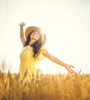 Idézet a boldogságról.
A második képen egy nő látható egy mezőn, aki szintén karjait a levegőbe emeli, miközben a napfény körülöleli őt. A nő mosolyog és boldogságot sugároz.