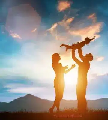 Idézet a boldogságról. A harmadik képen egy család látható: két szülő, akik a gyermeküket a levegőbe emelik, miközben a nap lenyugszik a háttérben. Ez a kép a családi boldogságot és szeretetet mutatja be.