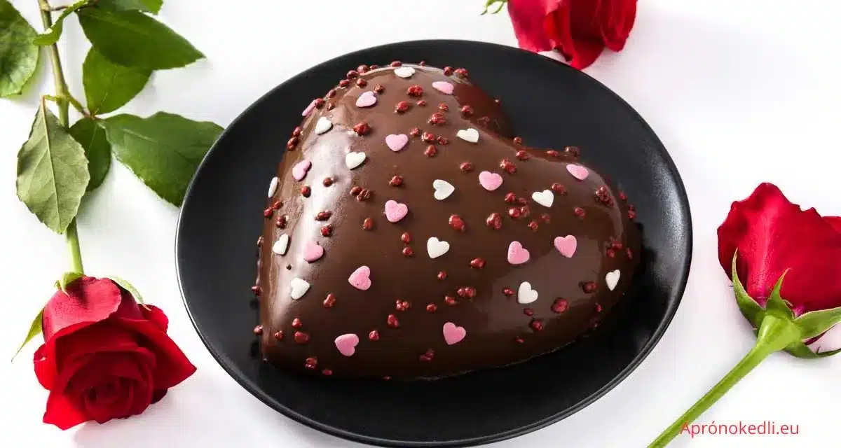 Névnapi köszöntő férfinak. A képen egy fekete tányéron elhelyezett szív alakú csokoládétorta látható. A torta felülete fényes csokoládébevonattal van borítva, és apró rózsaszín és fehér szív alakú cukorkákkal van díszítve. A tányér körül piros rózsák és rózsaszirmok találhatók, ami ünnepi hangulatot kölcsönöz a képnek.