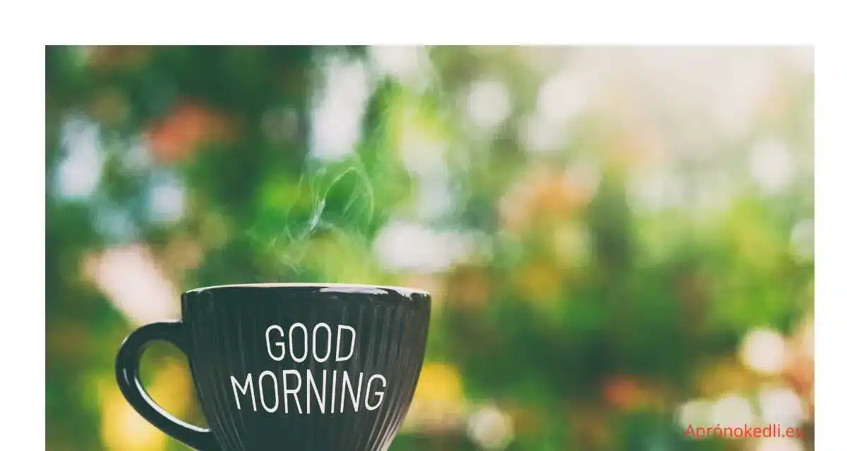 Reggeli köszöntések. A képen egy fekete kávéscsésze látható, amelyen a "GOOD MORNING" (JÓ REGGELT) felirat olvasható. A háttér elmosódott kültéri jelenet zöld növényzettel, ami egy kertre vagy parkra utal.